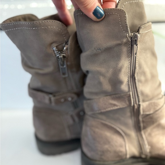 Stylish Tan Women's Boots - Picture 7 of 7